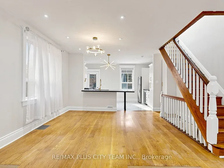 402 Woodbine Ave — Photo 8