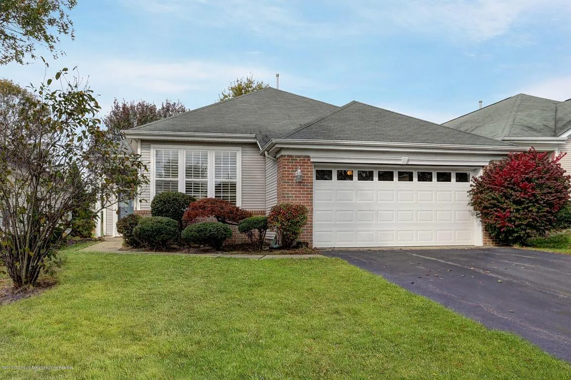 66 Greenways Ln photo 1