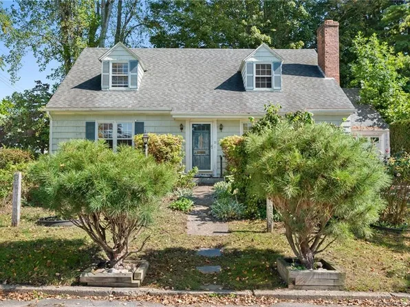 11 Aitchison Drive, New London, CT 06320