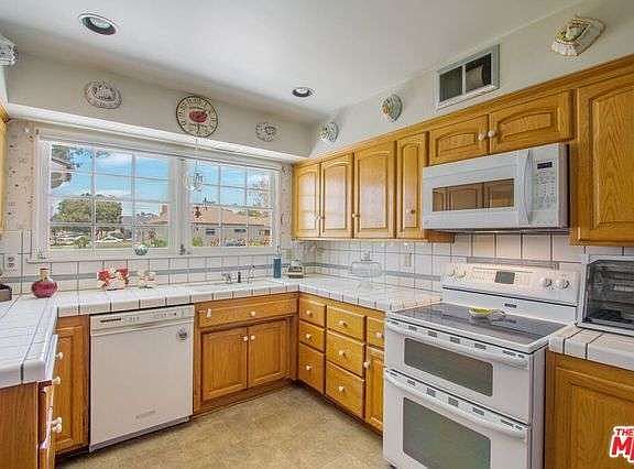 5th image of 2248 E Briarvale Ave