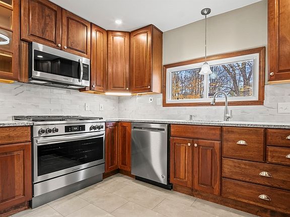 4th image of 296 Astle St