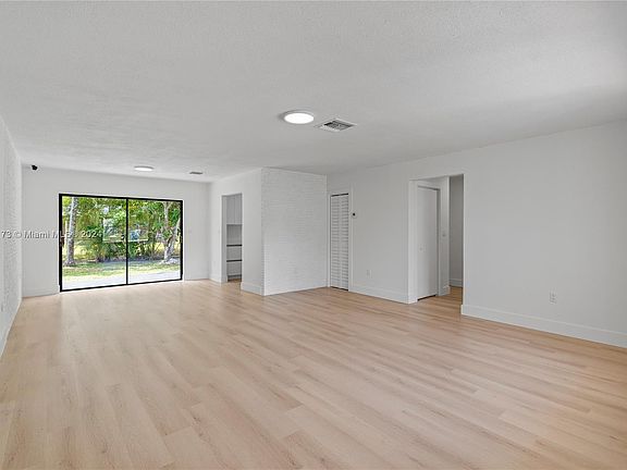 3rd image of 436 NE 161st St