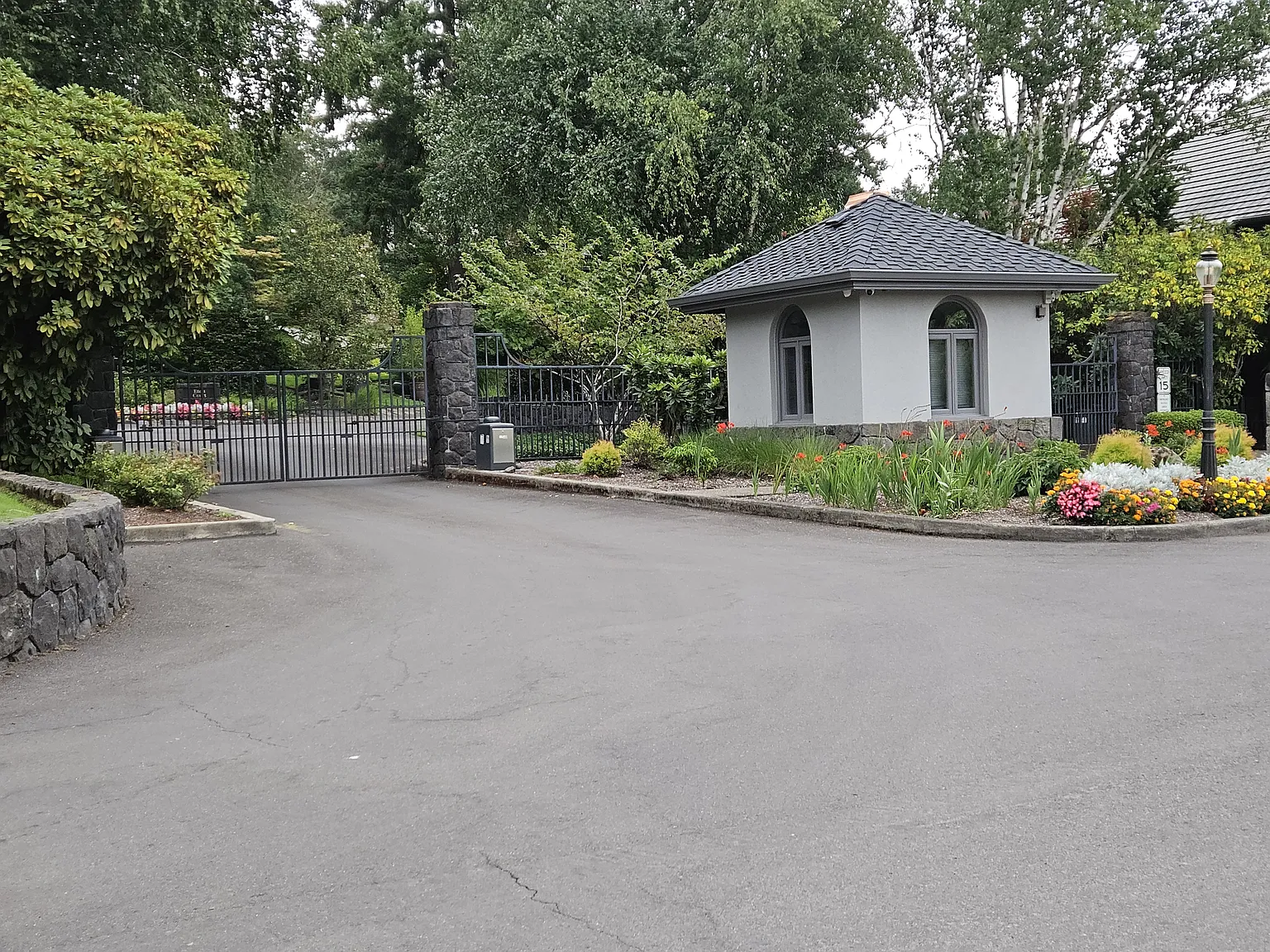 1184 SW Fairfax Pl — Photo 2