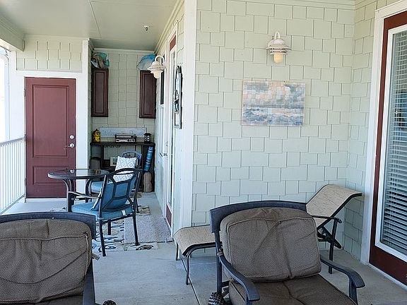 Electric grill cooking area