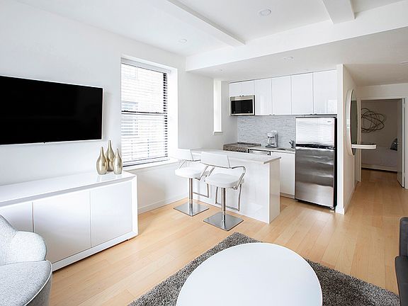 4th image of 150 W 51st St APT 1416