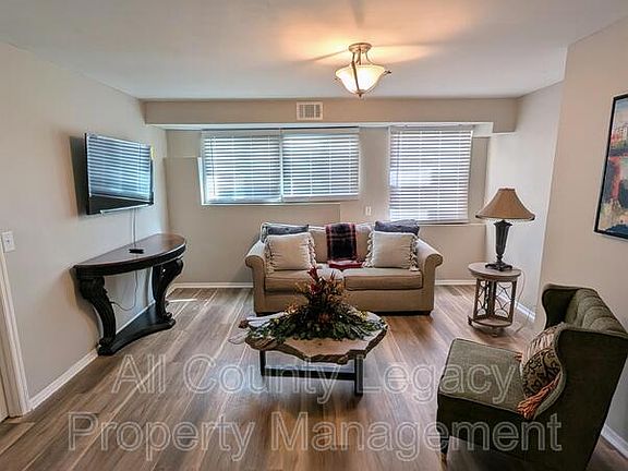 2nd image of 852 Pine Ridge Ct