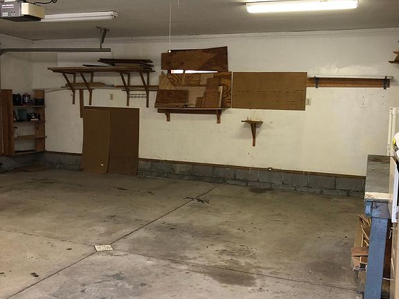 2nd image of 901 Crest Ave