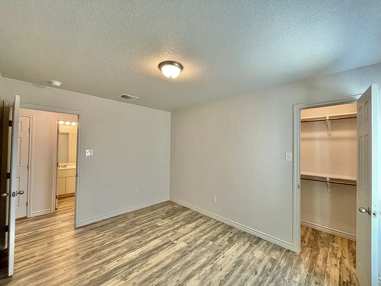 1821 Castroville Trl — Photo 17