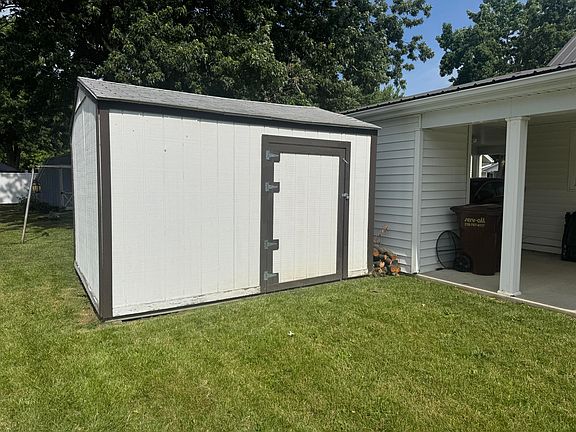 3rd image of 806 Hemlock St