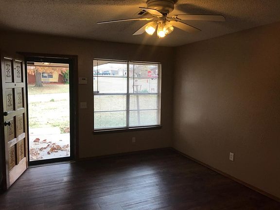 Living Rm looking to front yard