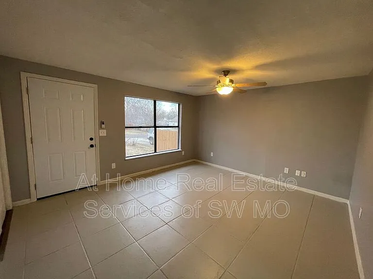 2826 W Olive St — Photo 2