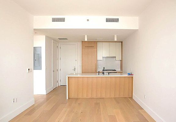 5th image of 22-18 Jackson Ave #611