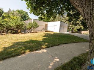 2313 S Mockingbird Cir, Sioux Falls, SD 57103