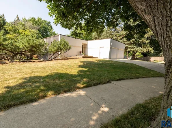 2313 S Mockingbird Cir, Sioux Falls, SD 57103