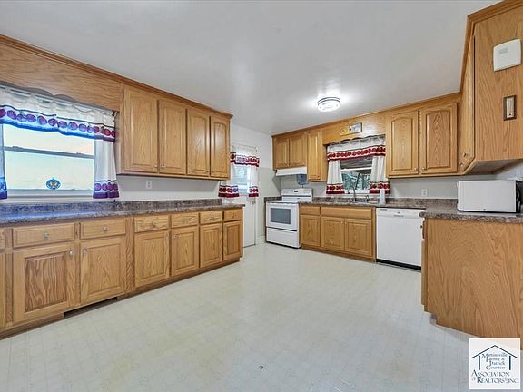 5th image of 166 Summit View Dr