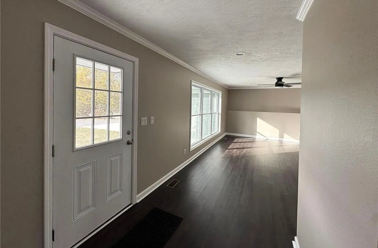 Cozy single-unit|Office Space in West Jefferson| $2500/mo — Photo 3