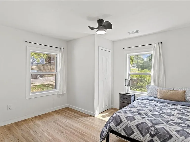 1077 Peeples St SW — Photo 13