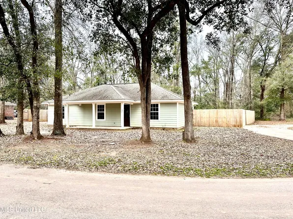 97 Meadow Dr, Lucedale, MS 39452