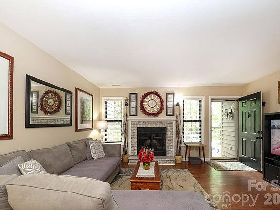 3rd image of 2772 Dogwood Hills Ct