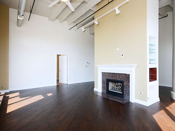 3rd image of 1601 W School St APT 303