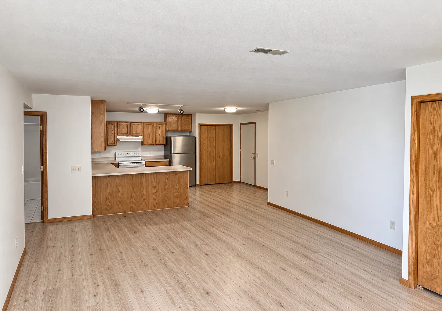 2 bed, 1250 sqft, $1,750 — Photo 2