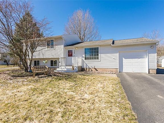 3rd image of 1583 Sweetbrier Ln