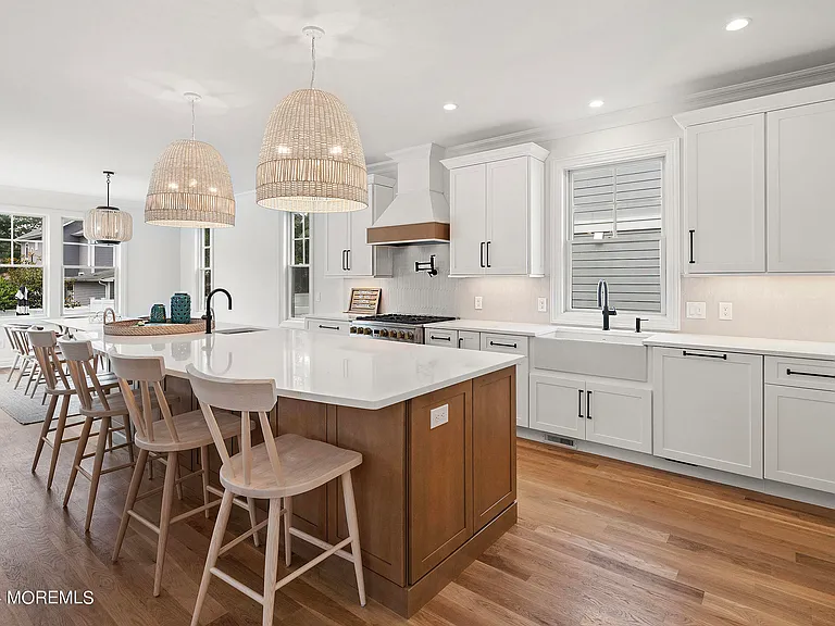 555 Sussex Ave — Photo 9