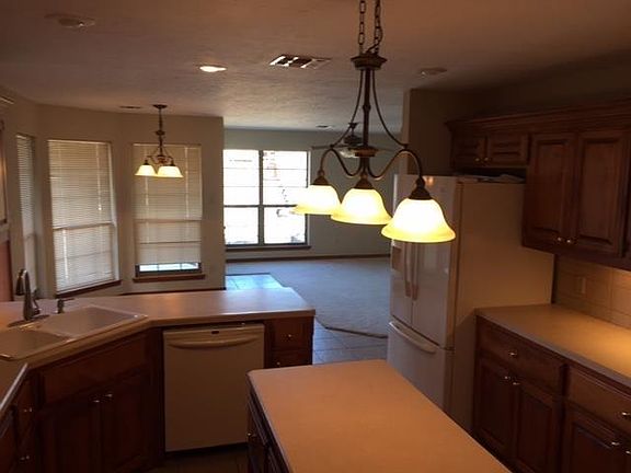 4th image of 132 NW Valleybrook Dr