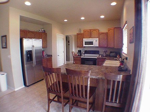 Lg designer kitchen with eat in area