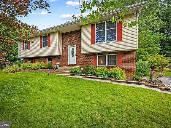 3rd image of 6415 Hickory Ln