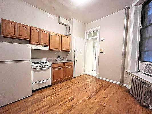 3rd image of 233 E 77th St APT 4