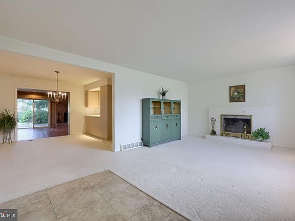 5th image of 982 Daffodil Dr