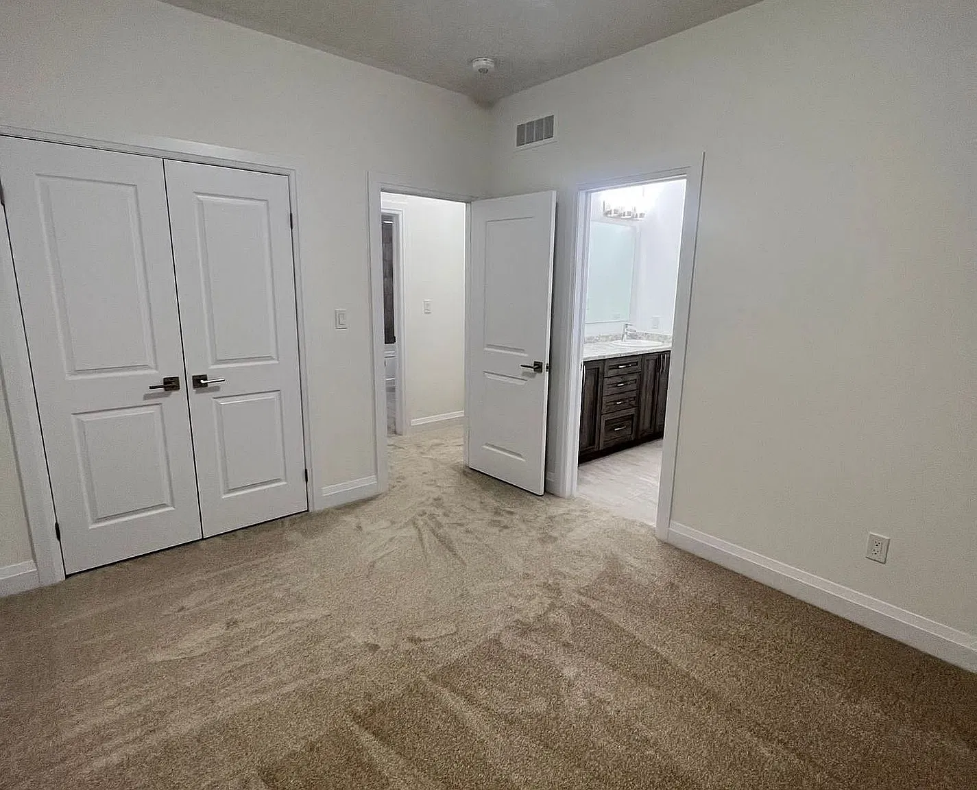 4 bed, $3,600 — Photo 2