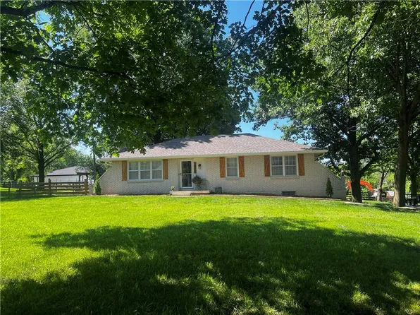 1550 SW Liggett Rd, Blue Springs, MO 64015