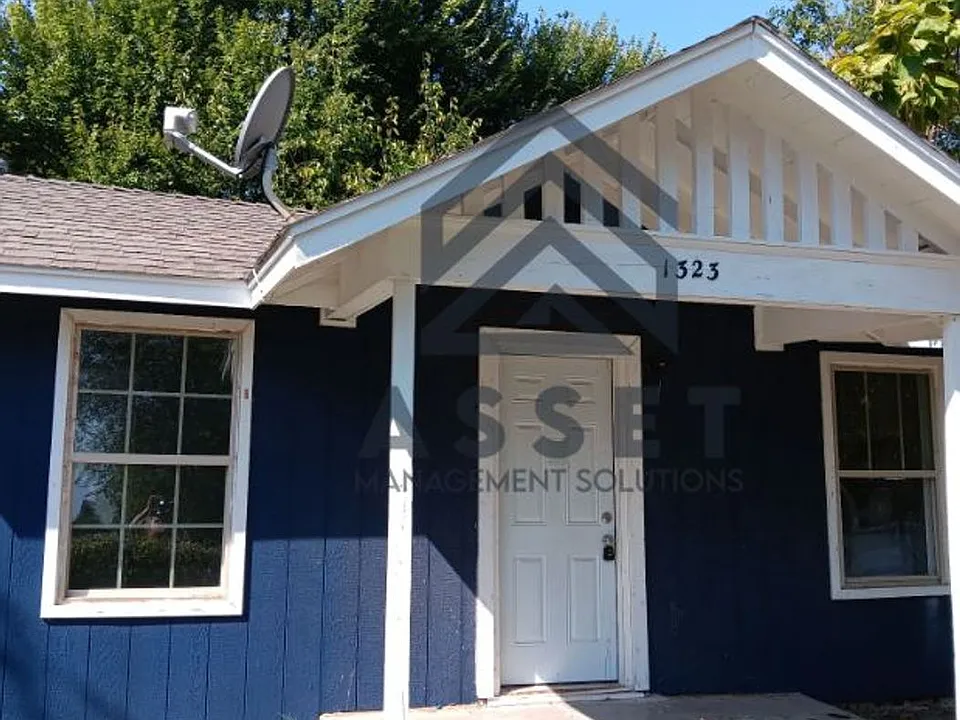 1323 S Blackwelder Ave