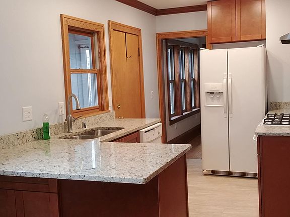 5th image of 1327 Sargent Ave