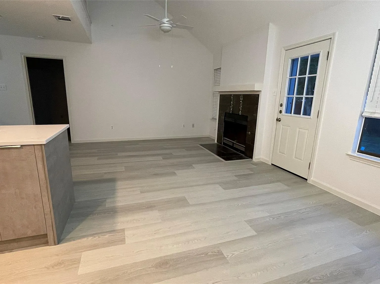 3 bed, 2.5 bath, 1400 sqft, $2,100 — Photo 4