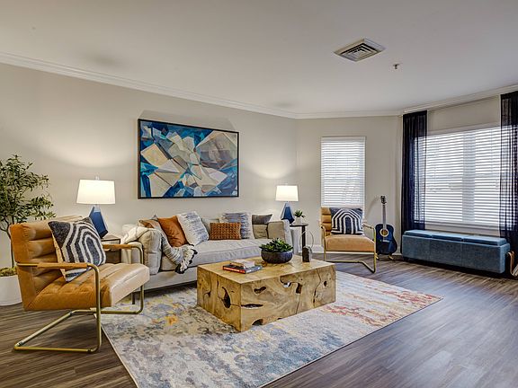 Spacious Livingroom