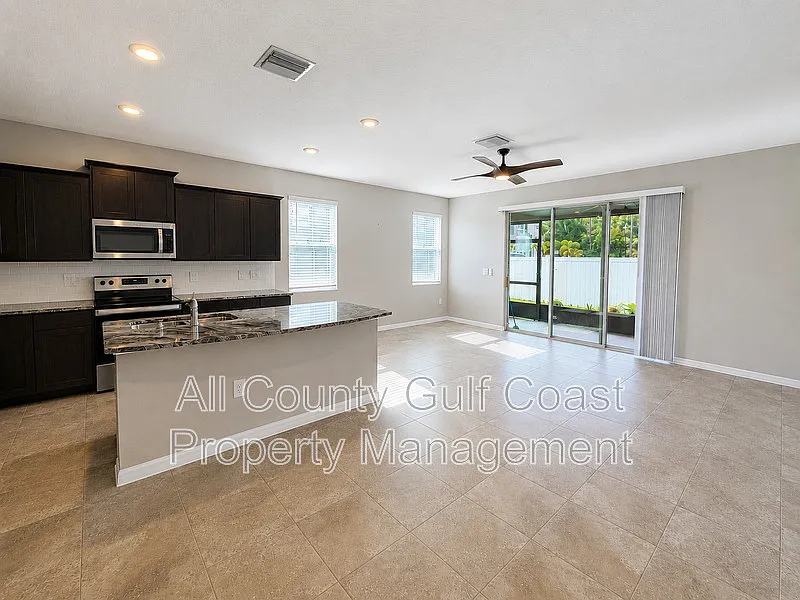 3 bed, 2.5 bath, 1813 sqft, $2,575 — Photo 2