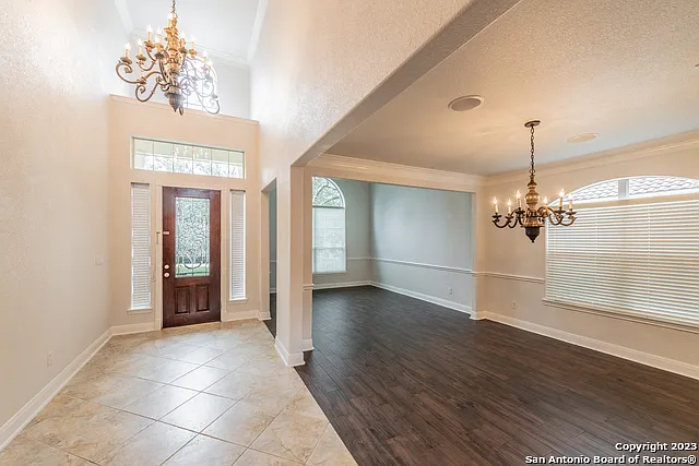 5 bed, 4.0 bath, 3876 sqft, $5,900 — Photo 2