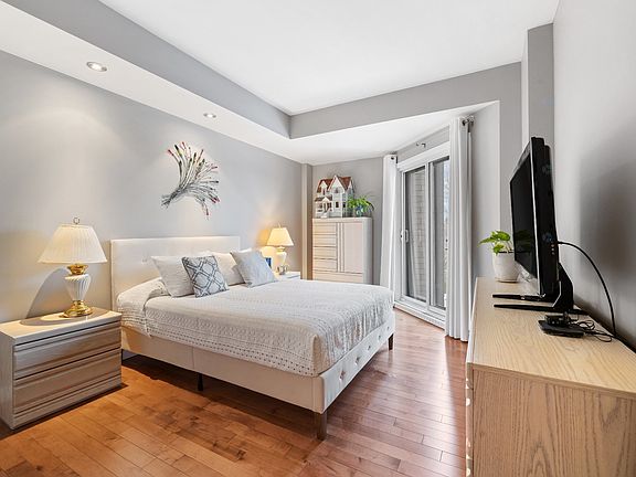 5th image of 315 Rue Mathieu Da Vis #302