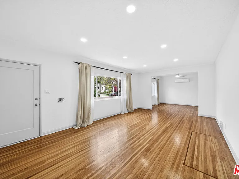 1050 S Hayworth Ave — Photo 2