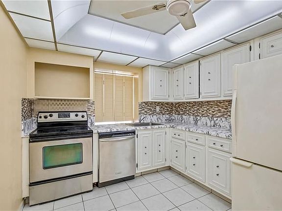 4th image of 1000 Parkview Dr APT 701