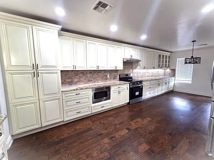 4 bed, 2.0 bath, 2026 sqft, $1,900 — Photo 2