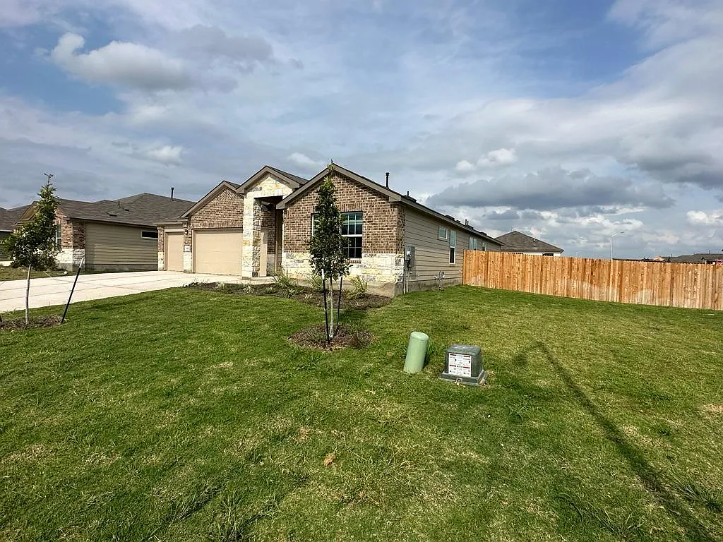 4 bed, 2356 sqft, $2,599 — Photo 2