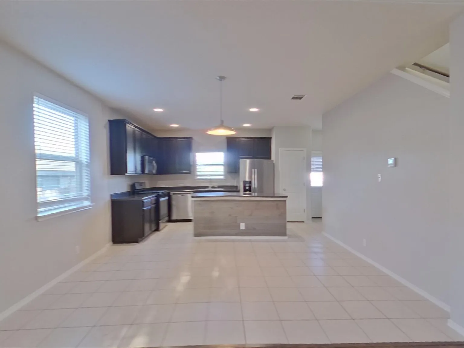 3 bed, 2.5 bath, 1690 sqft, $1,699 — Photo 3