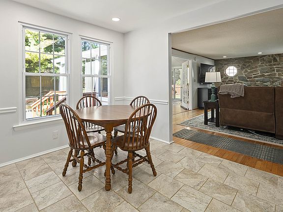 4th image of 7624 Anamosa Way