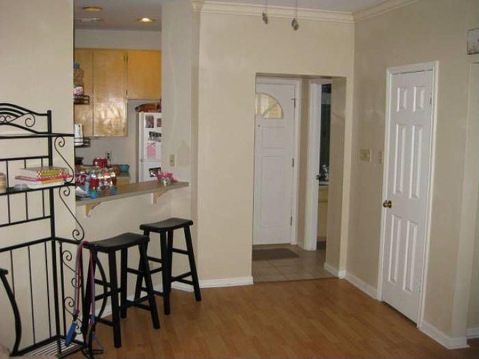 2nd image of 905 W 225th St #304