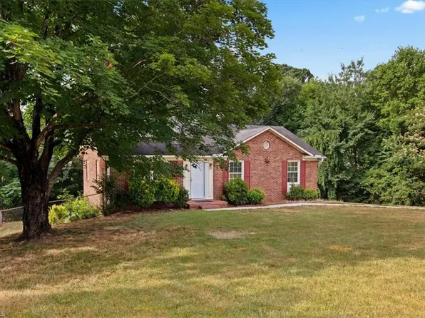 212 Logan Ct, King, NC 27021