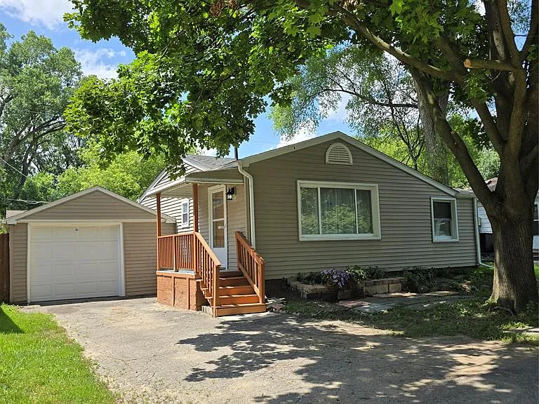 21411 Collingham Ave — Photo 1